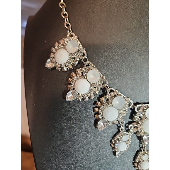 White Rhinestone Statement Necklace Silvertone Chunky 18" L with 5"  Extension - Picture 2 of 5